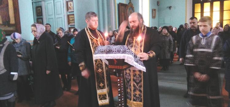 Началось совершение Великого повечерия с Великим каноном Андрея Критского