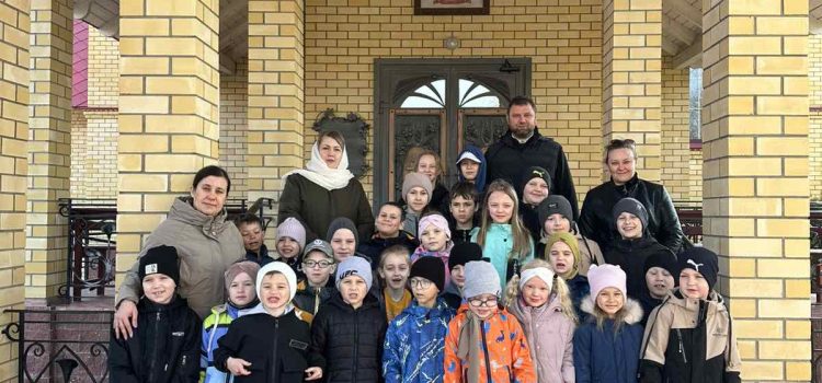 Беседа с детьми в храме.