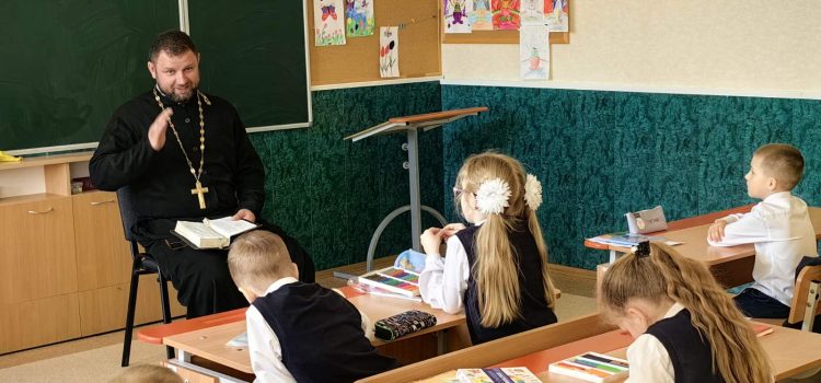 Священник рассказал школьникам о Заповедях Божиих.