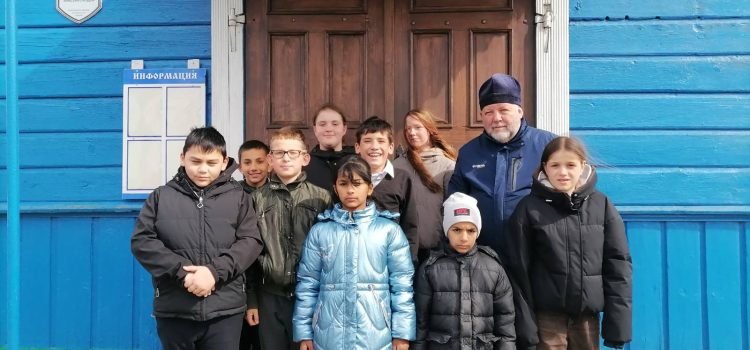 Уборка территории возле храма.