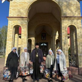 Священник и сестры милосердия поздравили прихожан с Пасхой на дому.